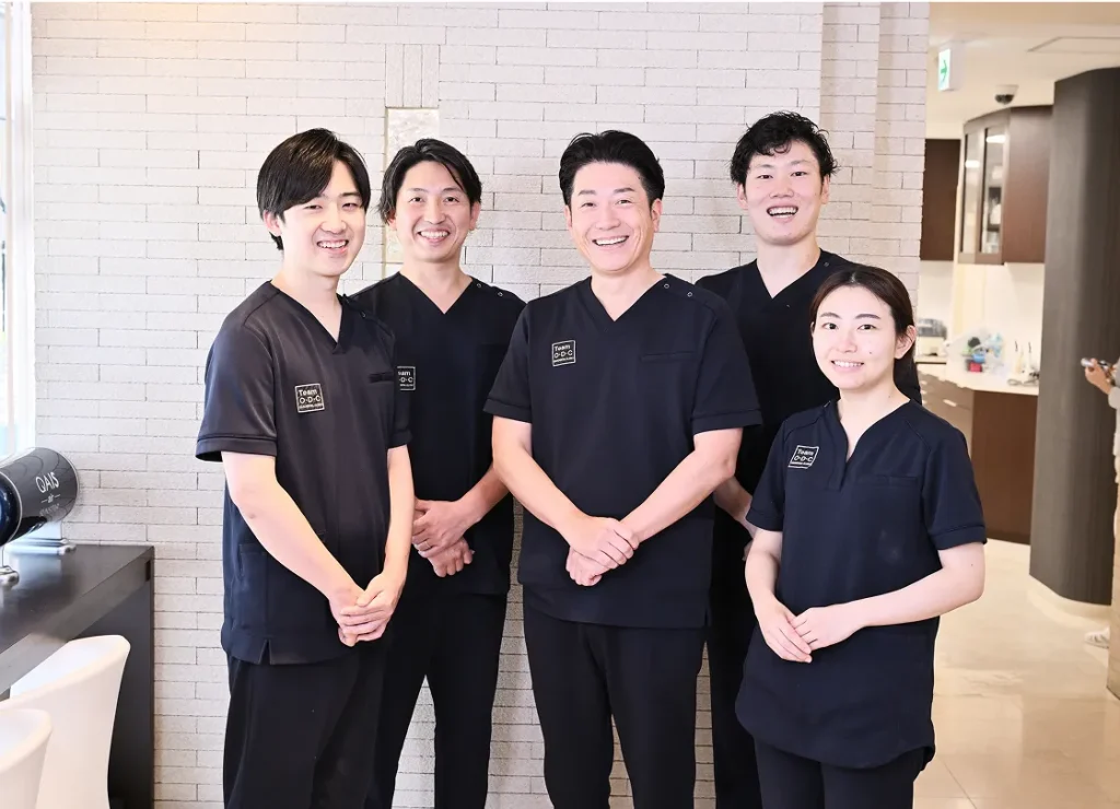 全国の歯科医師にインプラントの治療指導をする理事長の施術